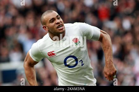 Englands Jonathan Joseph marque sa deuxième tentative lors du match RBS 6 Nations entre l'Angleterre et l'Écosse au stade de Twickenham le 11th mars 2017 (photo de Kieran Galvin/NurPhoto) *** Veuillez utiliser le crédit du champ de crédit *** Banque D'Images