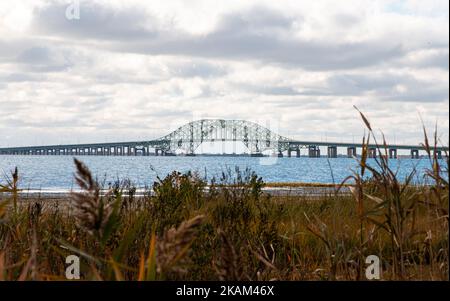 Vue sur l'herbe et le roseau de la plage aux ponts de Great South Bay depuis Gardiners Park à Bay Shore long Island. Banque D'Images