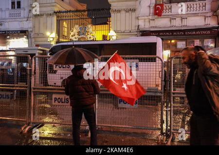 Les manifestants brandissent les drapeaux turcs tandis qu'ils crient des slogans lors d'une manifestation devant le consulat des pays-Bas à 12 mars 2017, en Turquie. La sécurité a été renforcée autour du consulat néerlandais après que des personnes aient continué à se rassembler à l'extérieur du consulat pour protester contre les actions entreprises contre le ministre turc des Affaires étrangères, qui devait prendre la parole dans la ville néerlandaise de Rotterdam mais qui a été refusé d'entrer et son avion interdit de débarquer. En réponse à l'action que le président turc Recep Tayyip Erdogan a prise samedi lors d'un rassemblement référendaire, a décrit les Hollandais comme des « vestiges nazis et fascistes Banque D'Images