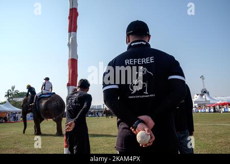 Un joueur de polo roule à dos d'éléphant pendant le tournoi de polo de la coupe du Roi 2017 à l'Anantara Chaopraya Resort à Bangkok, en Thaïlande, sur 12 mars 2017. Le Polo King's Cup Elephant est l'un des plus grands événements caritatifs annuels de Thaïlande. Depuis le premier tournoi, qui a eu lieu à l'origine dans la ville balnéaire de Hua Hin, 50 éléphants de rue ont été sauvés. L'événement annuel permet à 20 jeunes éléphants d'être retirés des rues pour la durée du tournoi, leur fournissant la meilleure nourriture possible, ainsi que le seul contrôle vétérinaire approprié qu'ils reçoivent toute l'année.les éléphants sont un Banque D'Images