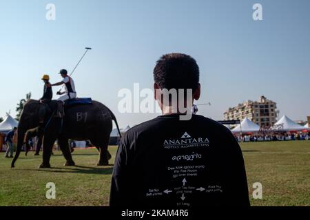 Un joueur de polo roule à dos d'éléphant pendant le tournoi de polo de la coupe du Roi 2017 à l'Anantara Chaopraya Resort à Bangkok, en Thaïlande, sur 12 mars 2017. Le Polo King's Cup Elephant est l'un des plus grands événements caritatifs annuels de Thaïlande. Depuis le premier tournoi, qui a eu lieu à l'origine dans la ville balnéaire de Hua Hin, 50 éléphants de rue ont été sauvés. L'événement annuel permet à 20 jeunes éléphants d'être retirés des rues pour la durée du tournoi, leur fournissant la meilleure nourriture possible, ainsi que le seul contrôle vétérinaire approprié qu'ils reçoivent toute l'année.les éléphants sont un Banque D'Images