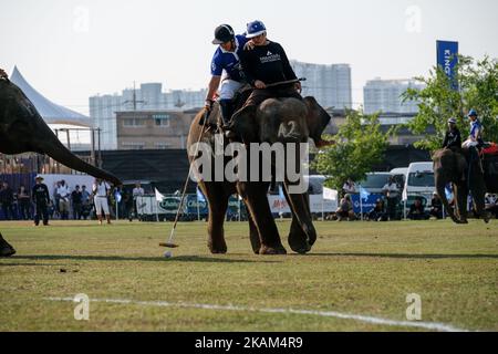 Un joueur de polo roule à dos d'éléphant pendant le tournoi de polo de la coupe du Roi 2017 à l'Anantara Chaopraya Resort à Bangkok, en Thaïlande, sur 12 mars 2017. Le Polo King's Cup Elephant est l'un des plus grands événements caritatifs annuels de Thaïlande. Depuis le premier tournoi, qui a eu lieu à l'origine dans la ville balnéaire de Hua Hin, 50 éléphants de rue ont été sauvés. L'événement annuel permet à 20 jeunes éléphants d'être retirés des rues pour la durée du tournoi, leur fournissant la meilleure nourriture possible, ainsi que le seul contrôle vétérinaire approprié qu'ils reçoivent toute l'année.les éléphants sont un Banque D'Images