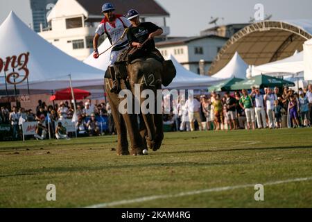 Un joueur de polo roule à dos d'éléphant pendant le tournoi de polo de la coupe du Roi 2017 à l'Anantara Chaopraya Resort à Bangkok, en Thaïlande, sur 12 mars 2017. Le Polo King's Cup Elephant est l'un des plus grands événements caritatifs annuels de Thaïlande. Depuis le premier tournoi, qui a eu lieu à l'origine dans la ville balnéaire de Hua Hin, 50 éléphants de rue ont été sauvés. L'événement annuel permet à 20 jeunes éléphants d'être retirés des rues pour la durée du tournoi, leur fournissant la meilleure nourriture possible, ainsi que le seul contrôle vétérinaire approprié qu'ils reçoivent toute l'année.les éléphants sont un Banque D'Images