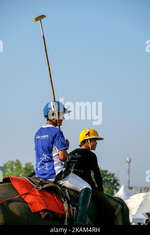 Un joueur de polo roule à dos d'éléphant pendant le tournoi de polo de la coupe du Roi 2017 à l'Anantara Chaopraya Resort à Bangkok, en Thaïlande, sur 12 mars 2017. Le Polo King's Cup Elephant est l'un des plus grands événements caritatifs annuels de Thaïlande. Depuis le premier tournoi, qui a eu lieu à l'origine dans la ville balnéaire de Hua Hin, 50 éléphants de rue ont été sauvés. L'événement annuel permet à 20 jeunes éléphants d'être retirés des rues pour la durée du tournoi, leur fournissant la meilleure nourriture possible, ainsi que le seul contrôle vétérinaire approprié qu'ils reçoivent toute l'année.les éléphants sont un Banque D'Images