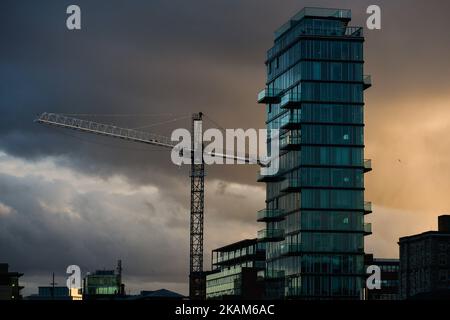 Une vue sur les nuages au-dessus du centre-ville de Dublin tandis que le met Eireann a émis un avertissement de neige-glace pour l'Irlande avec des températures qui doivent plonger après la tombée de la nuit, sur 21 mars 2017. (Photo par Artur Widak/NurPhoto) *** Veuillez utiliser le crédit du champ de crédit *** Banque D'Images