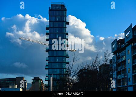 Une vue sur les nuages au-dessus du centre-ville de Dublin tandis que le met Eireann a émis un avertissement de neige-glace pour l'Irlande avec des températures qui doivent plonger après la tombée de la nuit, sur 21 mars 2017. (Photo par Artur Widak/NurPhoto) *** Veuillez utiliser le crédit du champ de crédit *** Banque D'Images