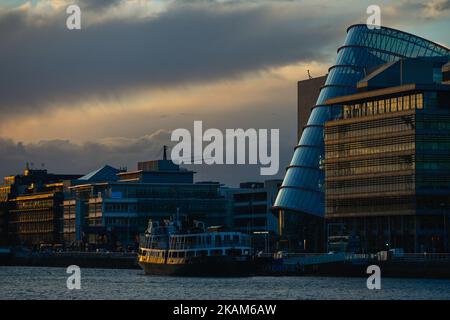 Une vue sur les nuages au-dessus du centre-ville de Dublin tandis que le met Eireann a émis un avertissement de neige-glace pour l'Irlande avec des températures qui doivent plonger après la tombée de la nuit, sur 21 mars 2017. (Photo par Artur Widak/NurPhoto) *** Veuillez utiliser le crédit du champ de crédit *** Banque D'Images