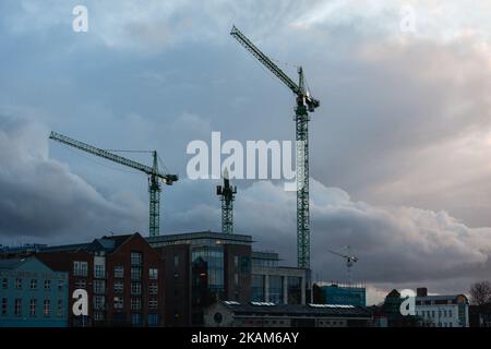 Une vue sur les nuages au-dessus du centre-ville de Dublin tandis que le met Eireann a émis un avertissement de neige-glace pour l'Irlande avec des températures qui doivent plonger après la tombée de la nuit, sur 21 mars 2017. (Photo par Artur Widak/NurPhoto) *** Veuillez utiliser le crédit du champ de crédit *** Banque D'Images