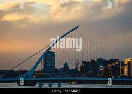 Une vue sur les nuages au-dessus du centre-ville de Dublin tandis que le met Eireann a émis un avertissement de neige-glace pour l'Irlande avec des températures qui doivent plonger après la tombée de la nuit, sur 21 mars 2017. (Photo par Artur Widak/NurPhoto) *** Veuillez utiliser le crédit du champ de crédit *** Banque D'Images