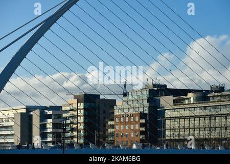 Vue sur le pont de Samuel Beckett avec à Dublin, avec le centre international des services financiers en arrière-plan. Lundi, 20 mars 2017, à Dublin, Irlande. (Photo par Artur Widak/NurPhoto) *** Veuillez utiliser le crédit du champ de crédit *** Banque D'Images