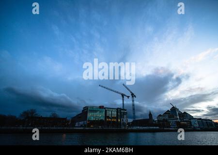 Une vue sur les nuages au-dessus du centre-ville de Dublin tandis que le met Eireann a émis un avertissement de neige-glace pour l'Irlande avec des températures qui doivent plonger après la tombée de la nuit, sur 21 mars 2017. (Photo par Artur Widak/NurPhoto) *** Veuillez utiliser le crédit du champ de crédit *** Banque D'Images