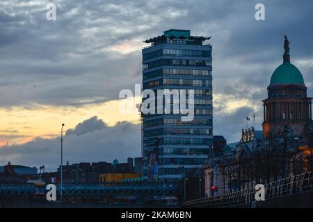 Une vue sur les nuages au-dessus du centre-ville de Dublin tandis que le met Eireann a émis un avertissement de neige-glace pour l'Irlande avec des températures qui doivent plonger après la tombée de la nuit, sur 21 mars 2017. (Photo par Artur Widak/NurPhoto) *** Veuillez utiliser le crédit du champ de crédit *** Banque D'Images