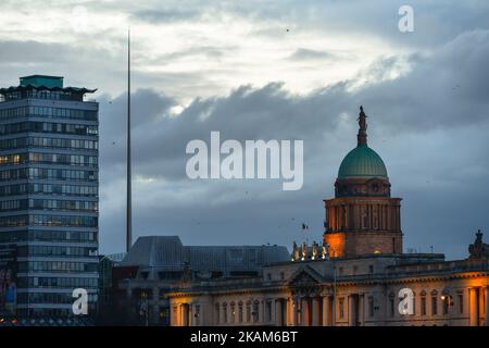 Une vue sur les nuages au-dessus du centre-ville de Dublin tandis que le met Eireann a émis un avertissement de neige-glace pour l'Irlande avec des températures qui doivent plonger après la tombée de la nuit, sur 21 mars 2017. (Photo par Artur Widak/NurPhoto) *** Veuillez utiliser le crédit du champ de crédit *** Banque D'Images