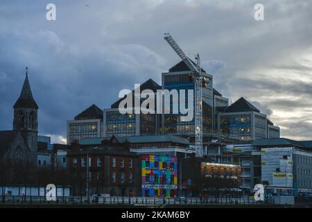 Une vue sur les nuages au-dessus du centre-ville de Dublin tandis que le met Eireann a émis un avertissement de neige-glace pour l'Irlande avec des températures qui doivent plonger après la tombée de la nuit, sur 21 mars 2017. (Photo par Artur Widak/NurPhoto) *** Veuillez utiliser le crédit du champ de crédit *** Banque D'Images