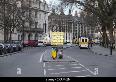 Des policiers se tiennent devant le palais de westminster et un pont de Westminster dans le centre de Londres sur 22 mars 2017 lors d'un incident d'urgence. Les chambres du Parlement britannique étaient en isolement, mercredi, après que le personnel ait déclaré qu'il avait entendu des coups de feu, déclenchant une alerte de sécurité. (Photo de Jay Shaw Baker/NurPhoto) *** Veuillez utiliser le crédit du champ de crédit *** Banque D'Images