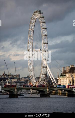 Un policier sur les lieux d'une attaque terroriste au cours de laquelle un certain nombre de piétons ont été faufilés sur le pont de Westminster sur 22 mars 2017 à Londres, en Angleterre. Quatre personnes, dont un policier et son agresseur, ont été tuées dans deux incidents connexes à l'extérieur du Parlement et sur le pont de Westminster dans ce que Scotland Yard traite comme un incident terroriste. (Photo de Cesare de Giglio/NurPhoto) *** Veuillez utiliser le crédit du champ de crédit *** Banque D'Images