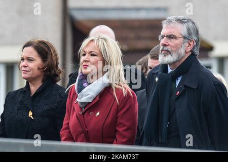 (Gauche-droite) Sinn Fein Mary Lou McDonald, Sinn Fein Président Gerry Adams et Irlande du Nord Sinn Fein leader, Michelle O'Neill, Promenez-vous devant le cercueil de l'ancien Premier ministre adjoint d'Irlande du Nord Martin McGuinness en procession dans le quartier de Bogside de Derry sur le chemin de l'église Saint-Colomba, tour de la messe du Requiem, jeudi, 23 mars 2017, à Londonderry, Irlande du Nord. Photo par Artur Widak *** Veuillez utiliser le crédit du champ de crédit *** Banque D'Images