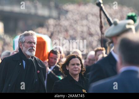 Le président de Sinn Fein Gerry Adams et Mary Lou McDonald marchent devant le cercueil de l'ancien vice-premier ministre d'Irlande du Nord Martin McGuinness en procession dans le quartier de Bogside de Derry en route vers le clocher de l'église Saint-Columba pour la messe du Requiem, jeudi, 23 mars 2017, à Londonderry, Irlande du Nord. Photo par Artur Widak *** Veuillez utiliser le crédit du champ de crédit *** Banque D'Images