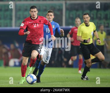 Odise Roshi, d'Albanie, vies Marco Verrati, d'Italie, lors de la qualification de la coupe du monde FIFA 2018 entre l'Italie et l'Albanie au Stadio Renzo Barbera sur 24 mars 2017 à Palerme. (Photo de Gabriele Maricchiolo/NurPhoto) *** Veuillez utiliser le crédit du champ de crédit *** Banque D'Images