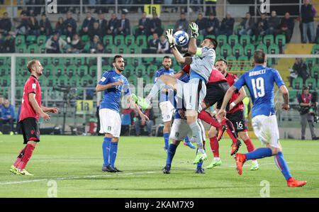 Gianluigi Buffon pendant le match pour se qualifier pour la coupe du monde de football 2018 entre Italia v Albanie, à Palerme, sur 24 mars 2017. (Photo de Gabriele Maricchiolo/NurPhoto) *** Veuillez utiliser le crédit du champ de crédit *** Banque D'Images