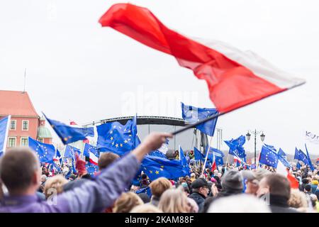 Les gens brandient les drapeaux de l'UE et de la Pologne lors d'une manifestation "Je vous aime l'Europe" pour marquer le 60th anniversaire du traité de Rome à Varsovie, en Pologne, le 25 mars 2017 (photo de Mateusz Wlodarczyk/NurPhoto) *** Veuillez utiliser le crédit du champ de crédit *** Banque D'Images