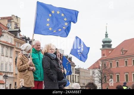 Les gens brandient les drapeaux de l'UE et de la Pologne lors d'une manifestation "Je vous aime l'Europe" pour marquer le 60th anniversaire du traité de Rome à Varsovie, en Pologne, le 25 mars 2017 (photo de Mateusz Wlodarczyk/NurPhoto) *** Veuillez utiliser le crédit du champ de crédit *** Banque D'Images