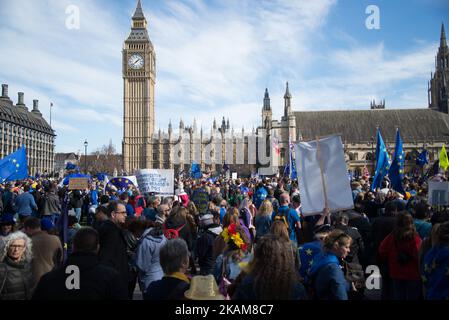 Les gens participent à la manifestation Unite for Europe pour mettre fin au « Brexit » et commémorer le 60th anniversaire du Traité de Rome, à Londres, au Royaume-Uni, le samedi 25 mars 2017. La manifestation a été organisée par l'organisation Unite for Europe qui a déclaré sur son site Web « nous n'avons jamais voulu le Brexit et cette marche a pour but de faire entendre notre voix ». (Photo de Jonathan Nicholson/NurPhoto) *** Veuillez utiliser le crédit du champ de crédit *** Banque D'Images