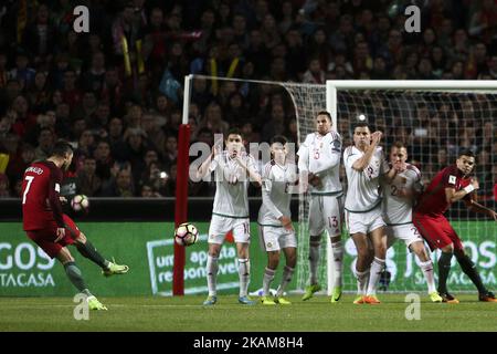 Cristiano Ronaldo (L), l'avant du Portugal, tire le ballon pendant le match de football entre le Portugal et la Hongrie au stade Luz à Lisbonne sur 25 mars 2017. (Photo de Carlos Costa/NurPhoto) *** Veuillez utiliser le crédit du champ de crédit *** Banque D'Images