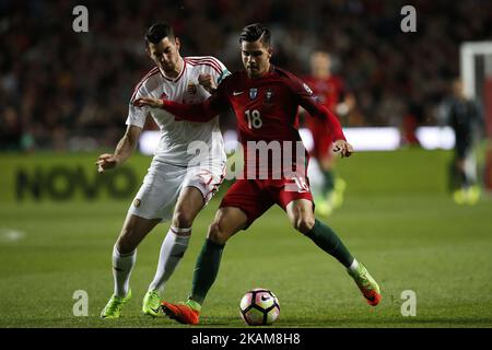 Barnabas Bese (L), l'avant-poste de la Hongrie, rivalise avec le milieu de terrain du Portugal, André Silva (R), lors du match de football de qualification WC 2018 entre le Portugal et la Hongrie, à Lisbonne, sur 25 mars 2017. (Photo de Carlos Palma/NurPhoto) *** Veuillez utiliser le crédit du champ de crédit *** Banque D'Images