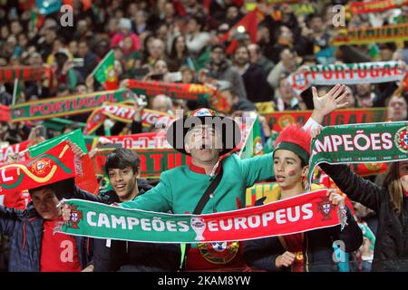 Les supporters du Portugal lors de la coupe du monde de la FIFA, Russie 2018 qualifiant match Portugal contre Hongrie au stade Luz à Lisbonne, Portugal sur 25 mars 2017. ( Photo par Pedro Fiúza/NurPhoto) *** Veuillez utiliser le crédit du champ de crédit *** Banque D'Images