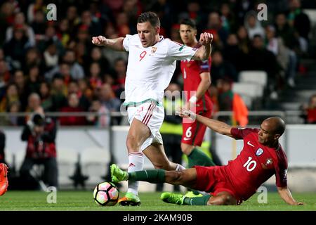 Adam Szalai (L), l'avant-poste de la Hongrie, rivalise avec Joao Mario, le milieu de terrain du Portugal, lors de la coupe du monde de la FIFA, lors de la coupe du monde de Russie 2018, match Portugal contre la Hongrie au stade Luz à Lisbonne, au Portugal, sur 25 mars 2017. ( Photo par Pedro Fiúza/NurPhoto) *** Veuillez utiliser le crédit du champ de crédit *** Banque D'Images