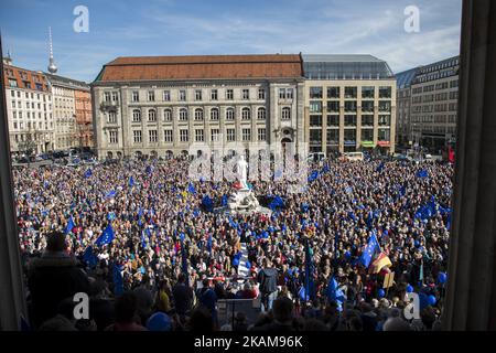 Les personnes portant des banderoles, des ballons et des drapeaux de l'Union européenne se réunissent lors de l'événement « Pulse of Europe » 7th à Berlin pour faire la démonstration de pro UE à Gendarmenmarkt, dans le centre de Berlin, en Allemagne, sur 26 mars 2017. Le mouvement, né en 2016 après les résultats du référendum sur le Brexit et l'élection du président américain Donald Trump, entend être un homologue pro-européen des populistes, des nationalistes, des mouvements de droite à travers l'Europe et a organisé aujourd'hui plusieurs réunions dans environ 70 villes européennes. (Photo par Emmanuele Contini/NurPhoto) *** Veuillez utiliser le crédit de Credit FIE Banque D'Images