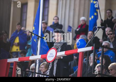 La journaliste Lea Rosh (C) parle lors de l'événement "Pulse of Europe" 7th organisé à Berlin pour faire la démonstration pro de l'UE à Gendarmenmarkt, dans le centre de Berlin, en Allemagne, sur 26 mars 2017. Le mouvement, né en 2016 après les résultats du référendum sur le Brexit et l'élection du président américain Donald Trump, entend être un homologue pro-européen des populistes, des nationalistes, des mouvements de droite à travers l'Europe et a organisé aujourd'hui plusieurs réunions dans environ 70 villes européennes. (Photo par Emmanuele Contini/NurPhoto) *** Veuillez utiliser le crédit du champ de crédit *** Banque D'Images