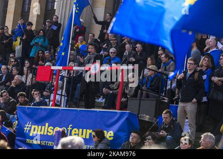 La journaliste Lea Rosh (C) parle lors de l'événement "Pulse of Europe" 7th organisé à Berlin pour faire la démonstration pro de l'UE à Gendarmenmarkt, dans le centre de Berlin, en Allemagne, sur 26 mars 2017. Le mouvement, né en 2016 après les résultats du référendum sur le Brexit et l'élection du président américain Donald Trump, entend être un homologue pro-européen des populistes, des nationalistes, des mouvements de droite à travers l'Europe et a organisé aujourd'hui plusieurs réunions dans environ 70 villes européennes. (Photo par Emmanuele Contini/NurPhoto) *** Veuillez utiliser le crédit du champ de crédit *** Banque D'Images