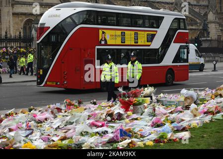 Des fleurs sont laissées à l'extérieur du Parlement à la mémoire de ceux qui sont morts les dernières semaines lors de l'attaque terroriste de Westminster contre 27 mars 2017 à Londres, en Angleterre. Cinq personnes, y compris l'assaillant, ont été tuées et environ 40 blessées à la suite de l'attaque de la semaine dernière devant les chambres du Parlement à Westminster. (Photo d'Alberto Pezzali/NurPhoto) *** Veuillez utiliser le crédit du champ de crédit *** Banque D'Images