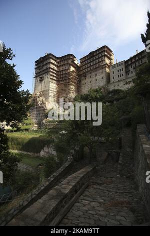 Monastère de Simonopetra, un monastère de 13th siècles dans le Mont Athos, la sainte péninsule qui accueille 20 Monasateries avec 2500 moines chrétiens orthodoxes. Toute la péninsule est classée au patrimoine mondial de l'UNESCO et est protégée. L'entrée des femmes est interdite et le statut de la péninsule est en partie autonome, selon la Grèce. Monastère de Simonopetra (grec : ???????????? , Littéralement: 'Simon's Rock'), aussi Monastère de Simonos Petra (grec: ???? ?????? ????? ), est un monastère orthodoxe de l'est dans l'état monastique du Mont Athos en Grèce. Simonopetra se classe treizième dans la hiérarchie de TH Banque D'Images