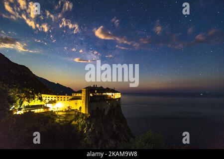 Monastère de Simonopetra, un monastère de 13th siècles dans le Mont Athos, la sainte péninsule qui accueille 20 Monasateries avec 2500 moines chrétiens orthodoxes. Toute la péninsule est classée au patrimoine mondial de l'UNESCO et est protégée. L'entrée des femmes est interdite et le statut de la péninsule est en partie autonome, selon la Grèce. Monastère de Simonopetra (grec : ???????????? , Littéralement: 'Simon's Rock'), aussi Monastère de Simonos Petra (grec: ???? ?????? ????? ), est un monastère orthodoxe de l'est dans l'état monastique du Mont Athos en Grèce. Simonopetra se classe treizième dans la hiérarchie de TH Banque D'Images