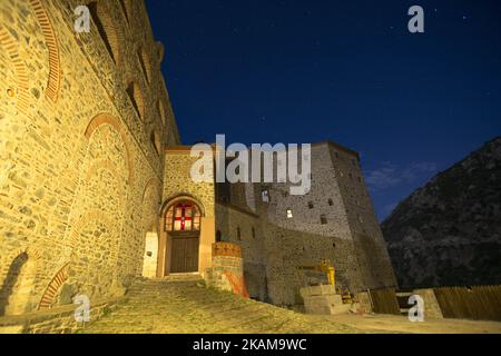 Monastère de Simonopetra, un monastère de 13th siècles dans le Mont Athos, la sainte péninsule qui accueille 20 Monasateries avec 2500 moines chrétiens orthodoxes. Toute la péninsule est classée au patrimoine mondial de l'UNESCO et est protégée. L'entrée des femmes est interdite et le statut de la péninsule est en partie autonome, selon la Grèce. Monastère de Simonopetra (grec : ???????????? , Littéralement: 'Simon's Rock'), aussi Monastère de Simonos Petra (grec: ???? ?????? ????? ), est un monastère orthodoxe de l'est dans l'état monastique du Mont Athos en Grèce. Simonopetra se classe treizième dans la hiérarchie de TH Banque D'Images