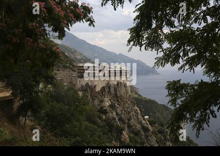 Monastère de Simonopetra, un monastère de 13th siècles dans le Mont Athos, la sainte péninsule qui accueille 20 Monasateries avec 2500 moines chrétiens orthodoxes. Toute la péninsule est classée au patrimoine mondial de l'UNESCO et est protégée. L'entrée des femmes est interdite et le statut de la péninsule est en partie autonome, selon la Grèce. Monastère de Simonopetra (grec : ???????????? , Littéralement: 'Simon's Rock'), aussi Monastère de Simonos Petra (grec: ???? ?????? ????? ), est un monastère orthodoxe de l'est dans l'état monastique du Mont Athos en Grèce. Simonopetra se classe treizième dans la hiérarchie de TH Banque D'Images