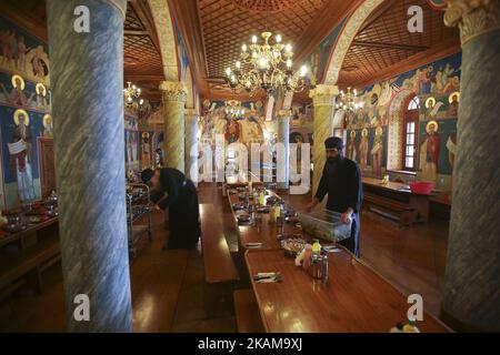 Monastère de Simonopetra, un monastère de 13th siècles dans le Mont Athos, la sainte péninsule qui accueille 20 Monasateries avec 2500 moines chrétiens orthodoxes. Toute la péninsule est classée au patrimoine mondial de l'UNESCO et est protégée. L'entrée des femmes est interdite et le statut de la péninsule est en partie autonome, selon la Grèce. Monastère de Simonopetra (grec : ???????????? , Littéralement: 'Simon's Rock'), aussi Monastère de Simonos Petra (grec: ???? ?????? ????? ), est un monastère orthodoxe de l'est dans l'état monastique du Mont Athos en Grèce. Simonopetra se classe treizième dans la hiérarchie de TH Banque D'Images