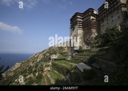 Monastère de Simonopetra, un monastère de 13th siècles dans le Mont Athos, la sainte péninsule qui accueille 20 Monasateries avec 2500 moines chrétiens orthodoxes. Toute la péninsule est classée au patrimoine mondial de l'UNESCO et est protégée. L'entrée des femmes est interdite et le statut de la péninsule est en partie autonome, selon la Grèce. Monastère de Simonopetra (grec : ???????????? , Littéralement: 'Simon's Rock'), aussi Monastère de Simonos Petra (grec: ???? ?????? ????? ), est un monastère orthodoxe de l'est dans l'état monastique du Mont Athos en Grèce. Simonopetra se classe treizième dans la hiérarchie de TH Banque D'Images