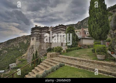 Monastère de Simonopetra, un monastère de 13th siècles dans le Mont Athos, la sainte péninsule qui accueille 20 Monasateries avec 2500 moines chrétiens orthodoxes. Toute la péninsule est classée au patrimoine mondial de l'UNESCO et est protégée. L'entrée des femmes est interdite et le statut de la péninsule est en partie autonome, selon la Grèce. Monastère de Simonopetra (grec : ???????????? , Littéralement: 'Simon's Rock'), aussi Monastère de Simonos Petra (grec: ???? ?????? ????? ), est un monastère orthodoxe de l'est dans l'état monastique du Mont Athos en Grèce. Simonopetra se classe treizième dans la hiérarchie de TH Banque D'Images