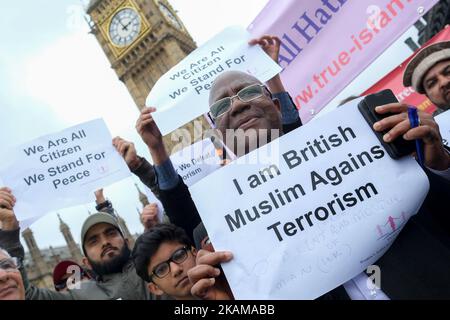 Des membres de la communauté musulmane de Londres ont défilé sur 29 mars 2017 à Londres, en Angleterre, avec les familles des victimes et les membres de la police métropolitaine à travers le pont de Westminster à 2:42pm, l'heure exacte de l'attentat terroriste. (Photo de Jay Shaw Baker/NurPhoto) *** Veuillez utiliser le crédit du champ de crédit *** Banque D'Images