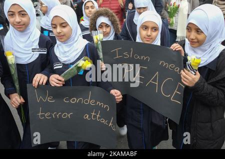 Des enfants musulmans prennent part à une veillée sur le pont de Westminster dans le centre de Londres sur 29 mars 2017 pour commémorer une semaine depuis l'attaque terroriste de 22 mars qui a tué quatre personnes. Quatre personnes ont été tuées et ont été blessées après que l'homme britannique Khalid Masood ait laboudé un véhicule en vitesse à travers une foule de piétons et le policier mortellement poigné Keith Palmer juste à l'intérieur des portes du Parlement britannique avant d'être tué par balle dans une attaque frénétique qui dure seulement 82 secondes 22 mars. (Photo de Jay Shaw Baker/NurPhoto) *** Veuillez utiliser le crédit du champ de crédit *** Banque D'Images