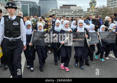 Des enfants musulmans prennent part à une veillée sur le pont de Westminster dans le centre de Londres sur 29 mars 2017 pour commémorer une semaine depuis l'attaque terroriste de 22 mars qui a tué quatre personnes. Quatre personnes ont été tuées et ont été blessées après que l'homme britannique Khalid Masood ait laboudé un véhicule en vitesse à travers une foule de piétons et le policier mortellement poigné Keith Palmer juste à l'intérieur des portes du Parlement britannique avant d'être tué par balle dans une attaque frénétique qui dure seulement 82 secondes 22 mars. (Photo de Jay Shaw Baker/NurPhoto) *** Veuillez utiliser le crédit du champ de crédit *** Banque D'Images