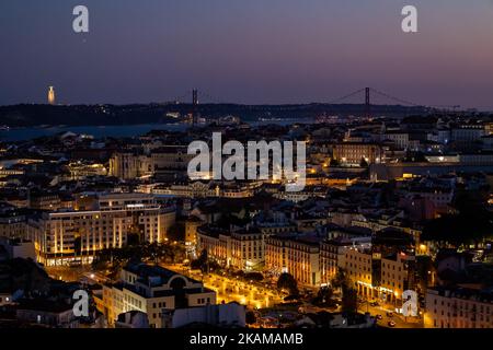 Une vue nocturne de Praca Martim Moniz et du quartier Baixa Chiado de Miradouro da Senhora do Monte Banque D'Images