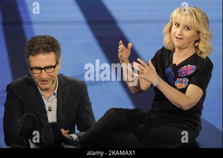 Fabio Fazio présentateur italien et animateur de télévision avec Luciana Littizetto bande dessinée italienne, comédien, animateur de radio, actrice vocale, animateur de télévision, Auteur et actrice pendant l'émission de télévision Che Tempo Che Fa à Milan, Italie, sur 26 mars 2017. (Photo d'Omar Bai/NurPhoto) (photo d'Omar Bai/NurPhoto) *** Veuillez utiliser le crédit du champ de crédit *** Banque D'Images