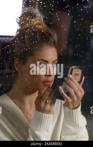 Le modèle Doutzen Kroes est vu tourner une publicité pour une cosmétique l'Oréal sur 31 mars 2017 à Paris, France. (Photo de Mehdi Taamallah/NurPhoto) *** Veuillez utiliser le crédit du champ de crédit *** Banque D'Images