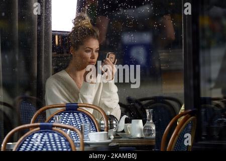 Le modèle Doutzen Kroes est vu tourner une publicité pour une cosmétique l'Oréal sur 31 mars 2017 à Paris, France. (Photo de Mehdi Taamallah/NurPhoto) *** Veuillez utiliser le crédit du champ de crédit *** Banque D'Images