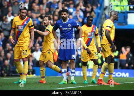 Diego Costa (au milieu) de Chelsea lors du match de l'EPL Premier League entre Chelsea et Crystal Palace à Stamford Bridge, Londres, Angleterre, le 01 avril 2017. (Photo de Kieran Galvin/NurPhoto) *** Veuillez utiliser le crédit du champ de crédit *** Banque D'Images
